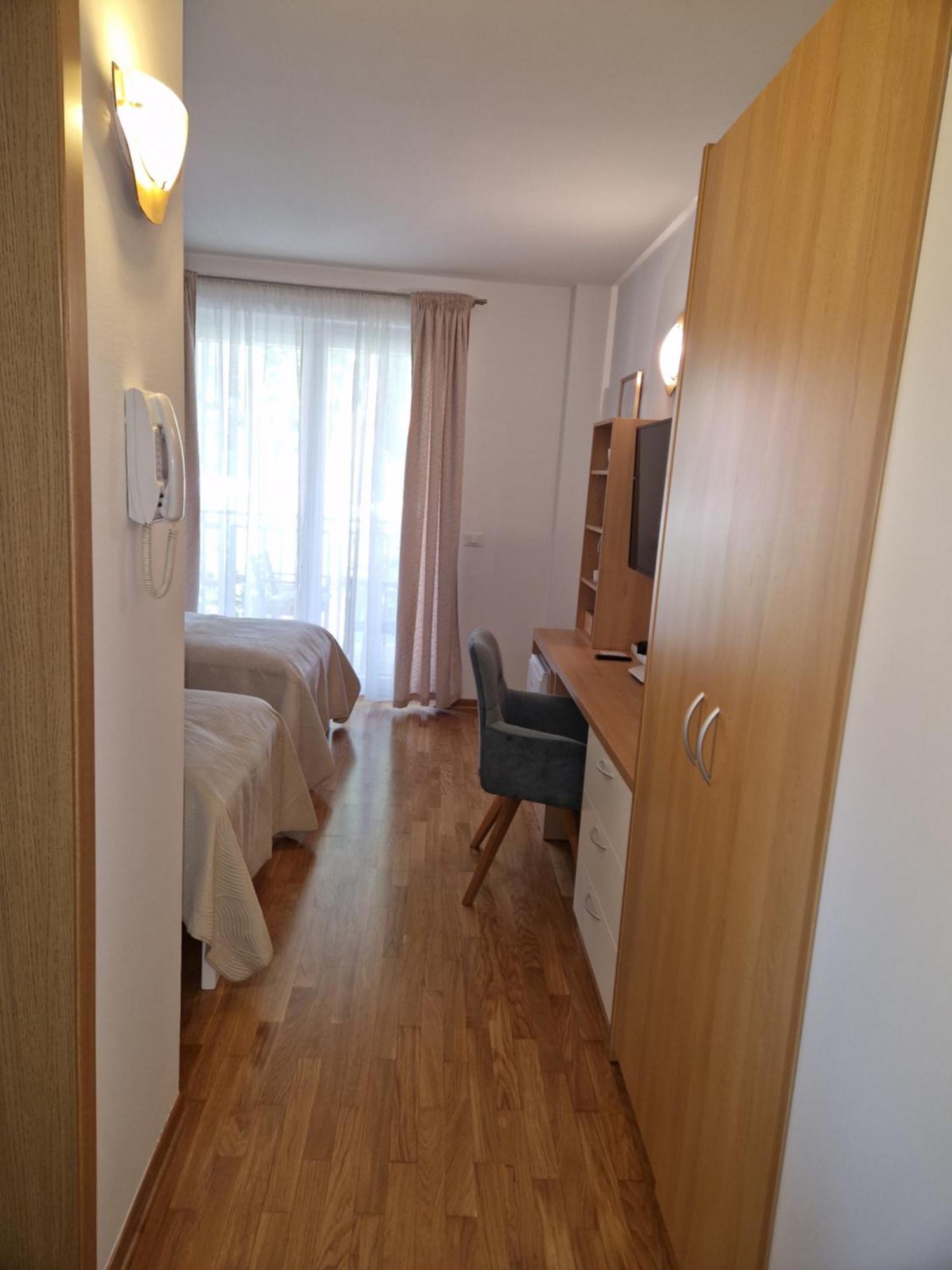 Room 211 - Aparthotel Jadranka ポルトローシュ エクステリア 写真
