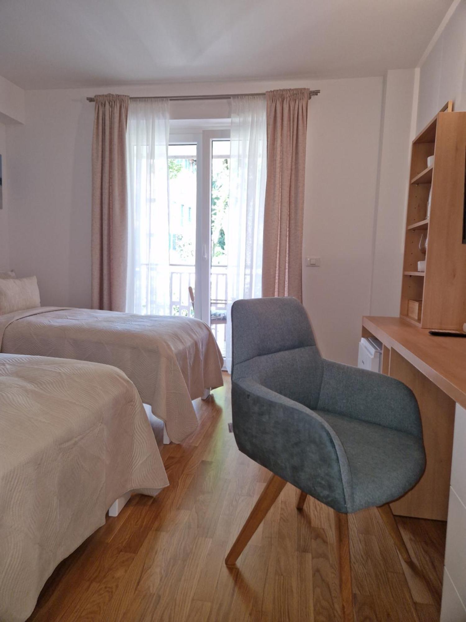Room 211 - Aparthotel Jadranka ポルトローシュ エクステリア 写真